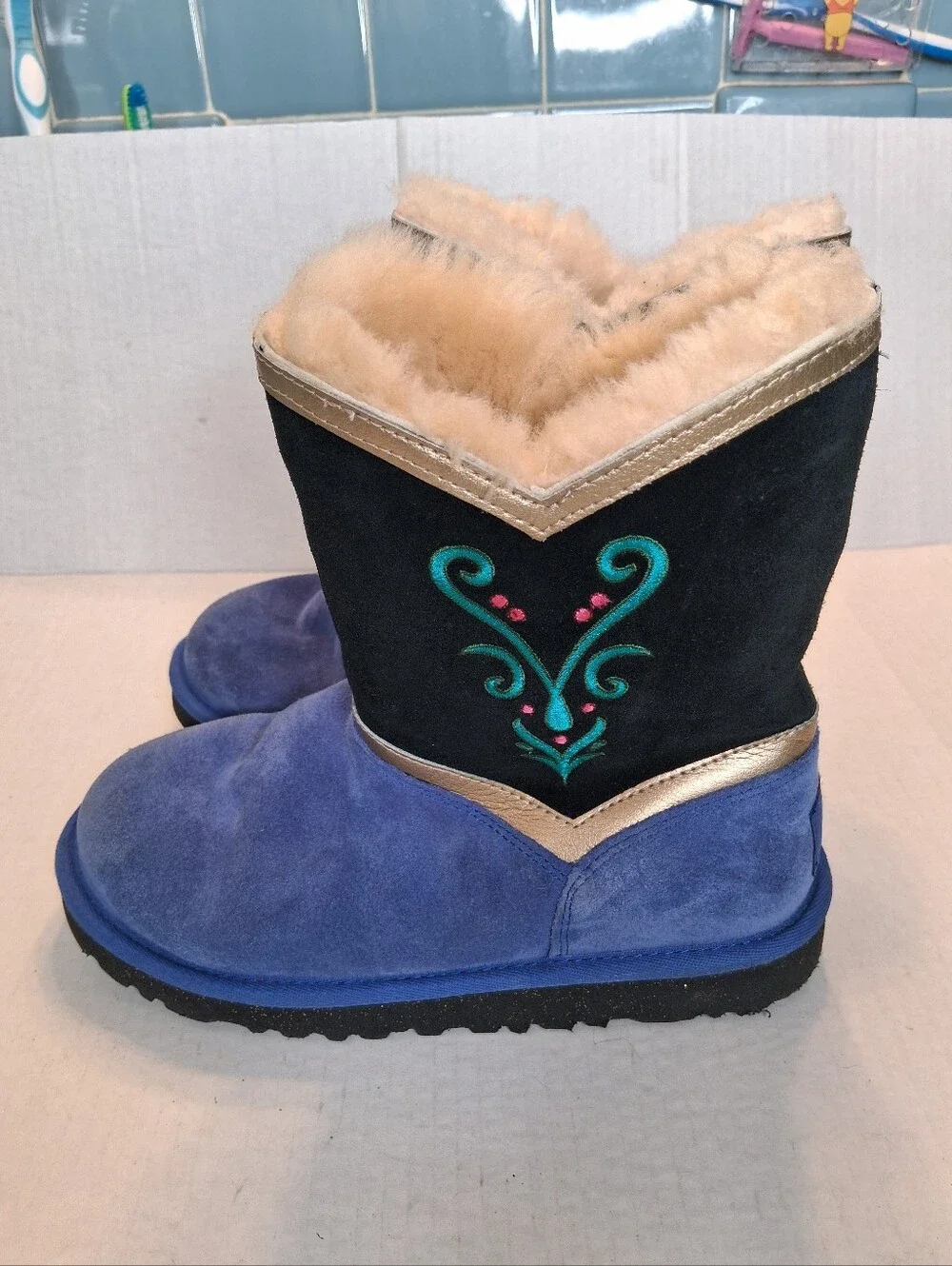 UGG x Disney Frozen Princess Anna Coronation Suede Boots Kids Size 4 Blue/Black